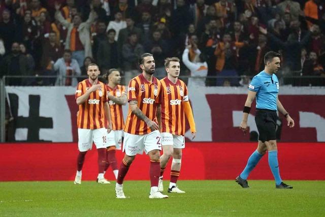 Fenerbahçe'nin ardından bir şok da Galatasaray yaşadı! Sarı-Kırmızılılar Karagümrük'e 2-0 mağlup olarak Türkiye Kupası'na veda etti!
