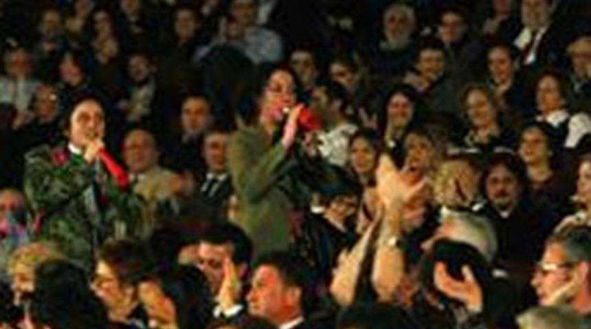 Festival protestoyla a&ccedil;ıldı