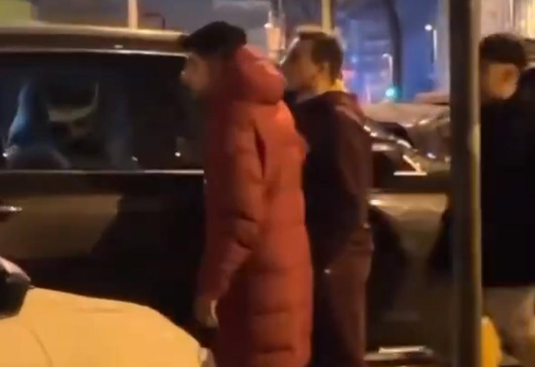 Kerem Akt&uuml;rkoğlu'nun arabasına &ccedil;irkin saldırı! Fatih Karag&uuml;mr&uuml;k ma&ccedil;ı sonrası evine gitmek i&ccedil;in yola &ccedil;ıkan milli oyuncu b&uuml;y&uuml;k şok yaşadı