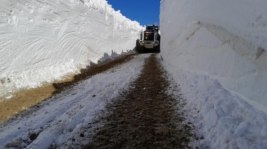 Hakkari'de kar nedeniyle kapanan üs bölgelerinin yolu açıldı