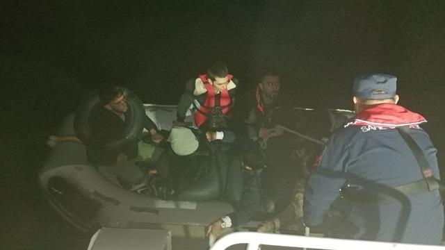 Ayvalık açıklarında 45 düzensiz göçmen yakalandı