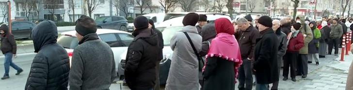 Gece yarısı kuyruğa girip saat 8'e kadar bekliyorlar! İstanbul'da tek, Türkiye'de 18 yerde mağazası var... Her şey ucuz et alabilmek için! G5