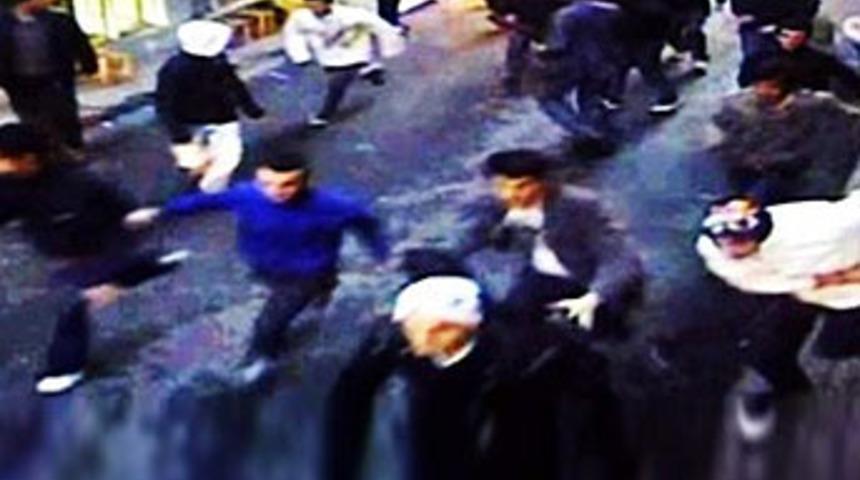 Tek başına 30 kişiyi dağıttı