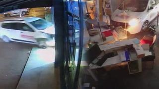 Otomobille çarpıştı, beyaz eşya dükkanına daldı... O anlar kamerada!