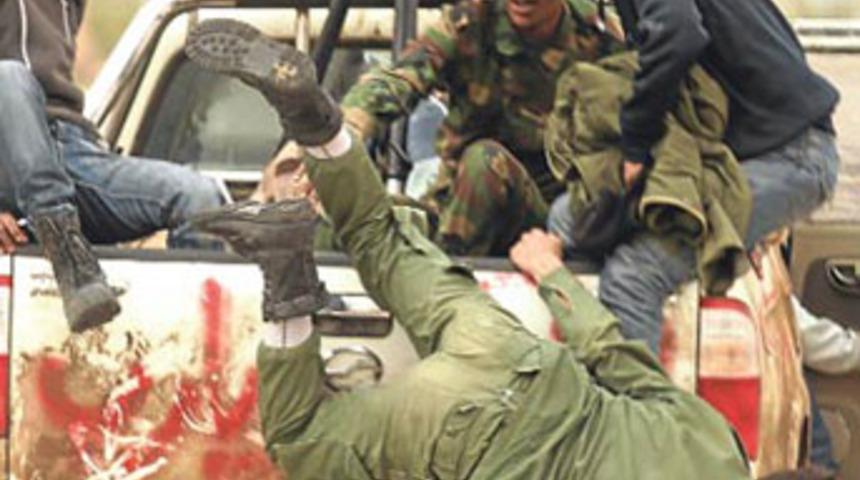 Arkalarına bakmadan kaçıyorlar