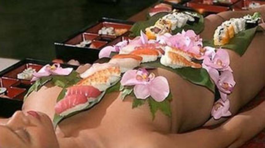 &Ccedil;ıplak manken &uuml;zerinde suşi servisi