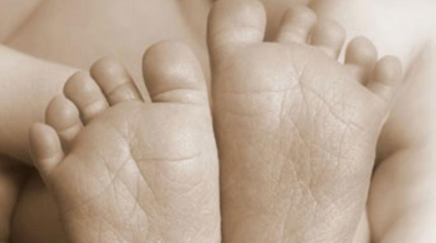 Bebeği canlı g&ouml;m&uuml;lmekten hemşire kurtardı