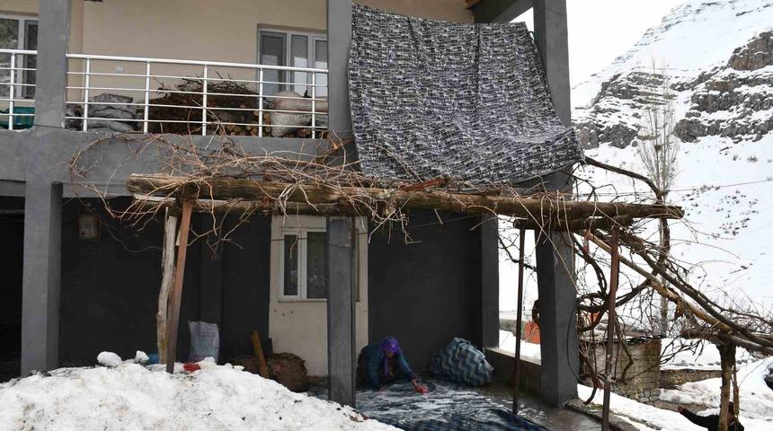 Şırnaklı annelerin kışın soğuk ile m&uuml;cadeleleri s&uuml;r&uuml;yor