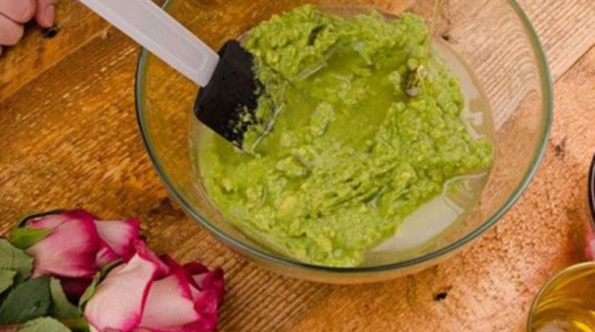 Kuru ve Cansız Sa&ccedil;lar İ&ccedil;in Avokadolu Maske