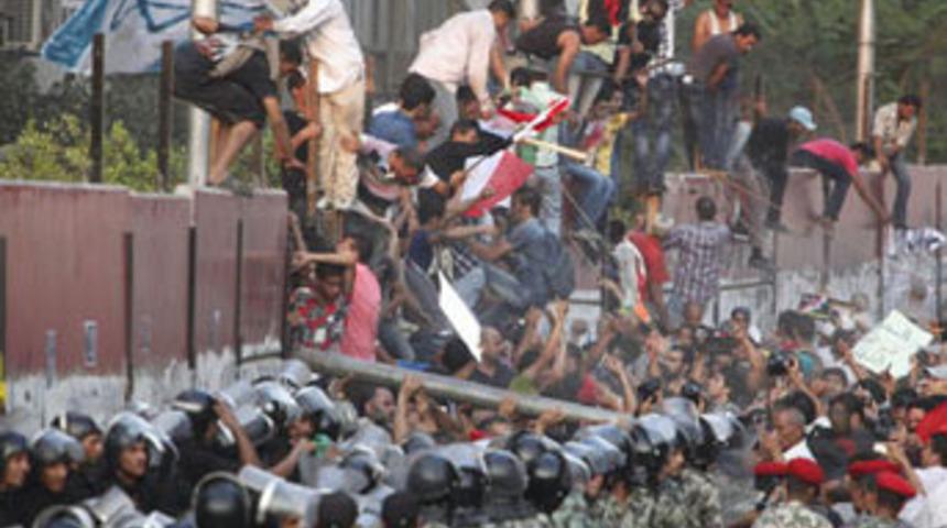 Protestocular İsrail B&uuml;y&uuml;kel&ccedil;iliğine girdi