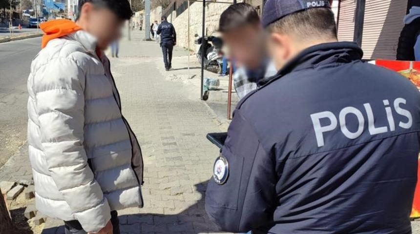 Mardin&rsquo;de polis ekipleri tarafından okul &ccedil;evreleri ve servis ara&ccedil;ları denetlendi
