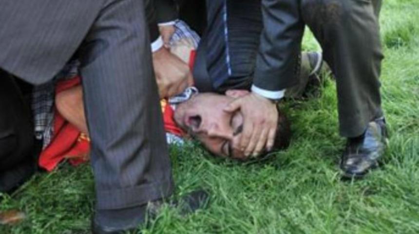 Öğrenciler yerlerde sürüklendi