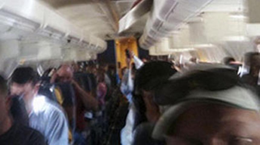 Havadayken u&ccedil;ağın tavanı delindi