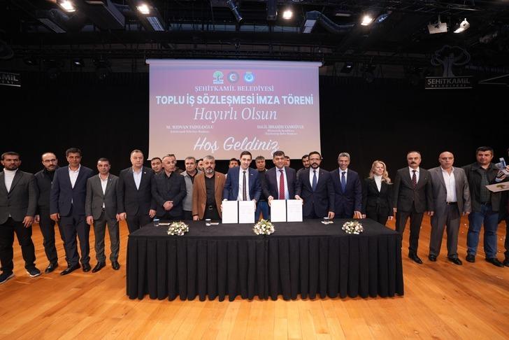 En düşük maaş 29 bin 300 TL oldu! Yüzde 100 zammın ardından işçiler belediye başkanını ayakta alkışladılar! G3