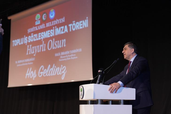 En düşük maaş 29 bin 300 TL oldu! Yüzde 100 zammın ardından işçiler belediye başkanını ayakta alkışladılar! G4