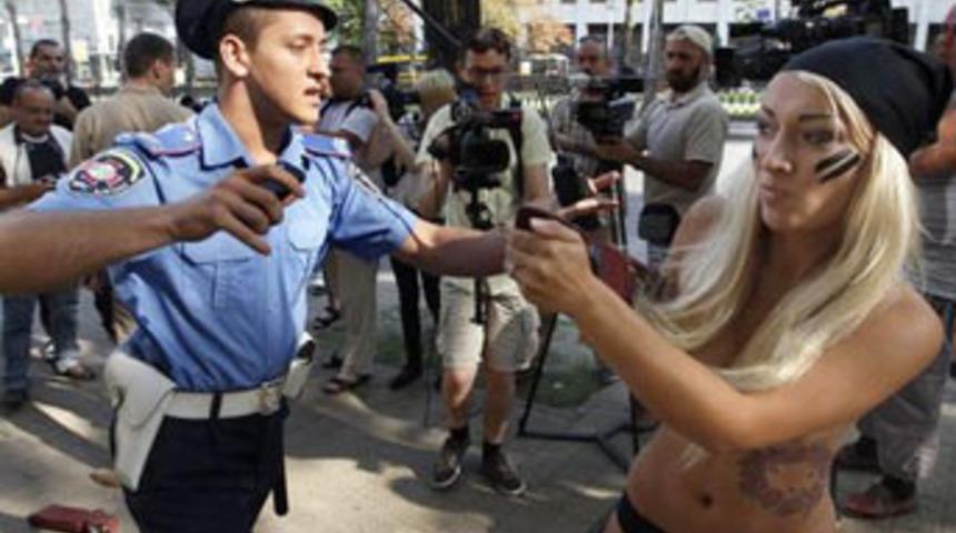 FEMEN üyelerine saldırdı!