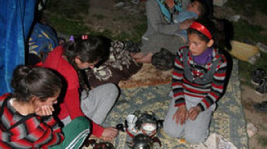 7 &ccedil;ocuğuyla sokaklarda yaşıyor