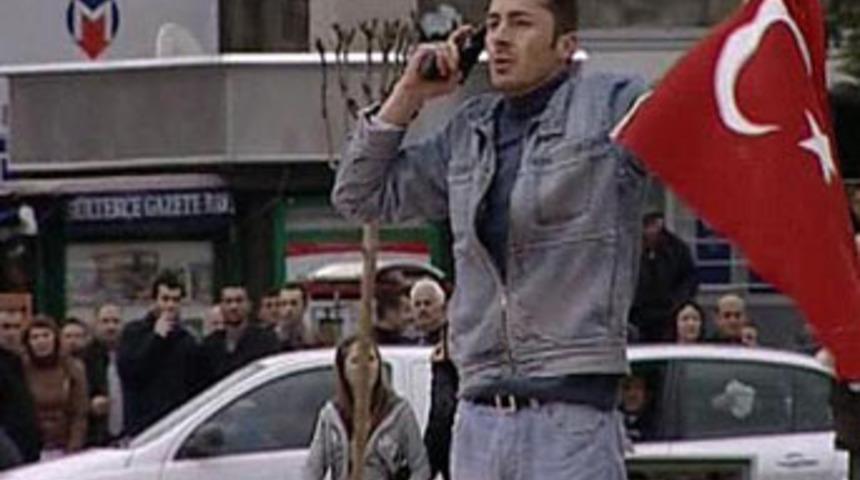 Silahlı genç Taksim'de Türk bayrağı açtı!