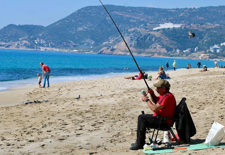 Antalya’da Mart ayının ilk günü deniz keyfi! İşte o görüntüler… G2