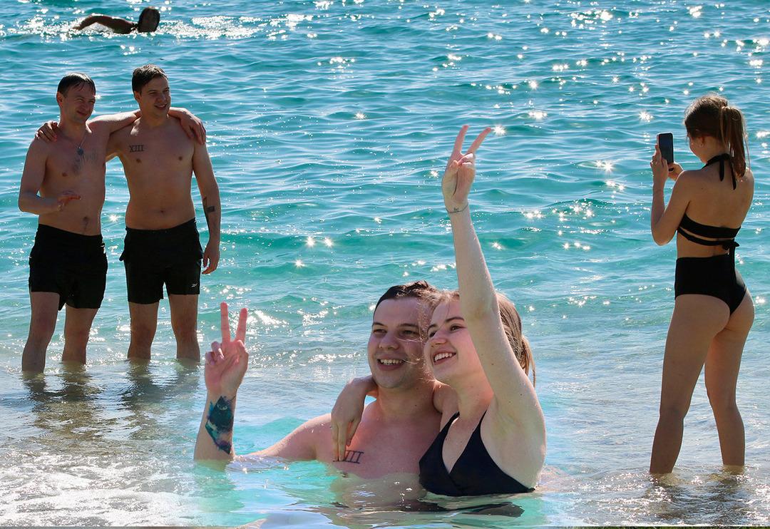 Antalya&rsquo;da Mart ayının ilk g&uuml;n&uuml; deniz keyfi! İşte o g&ouml;r&uuml;nt&uuml;ler&hellip;