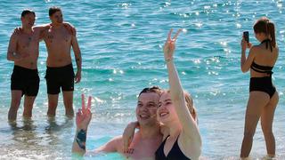 Antalya’da Mart ayının ilk günü deniz keyfi! İşte o görüntüler…