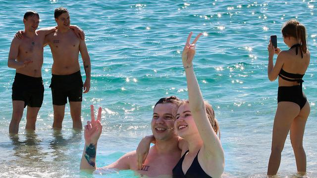 Antalya’da Mart ayının ilk günü deniz keyfi! İşte o görüntüler…