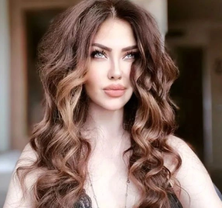 Şarkıcı Lara son haliyle ağızları açık bıraktı! Şarkıcı Angelina Jolie'ye benzetildi G1