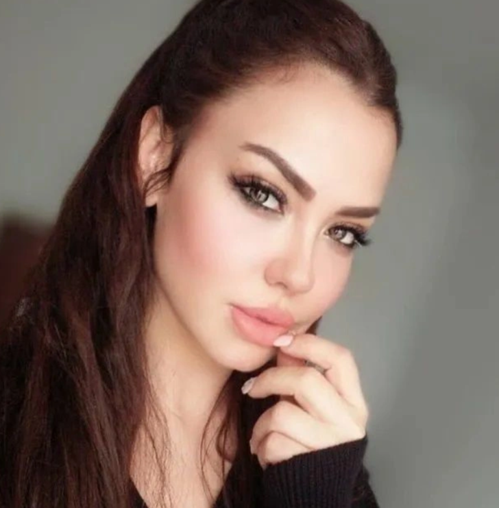 Şarkıcı Lara son haliyle ağızları açık bıraktı! Şarkıcı Angelina Jolie'ye benzetildi G3