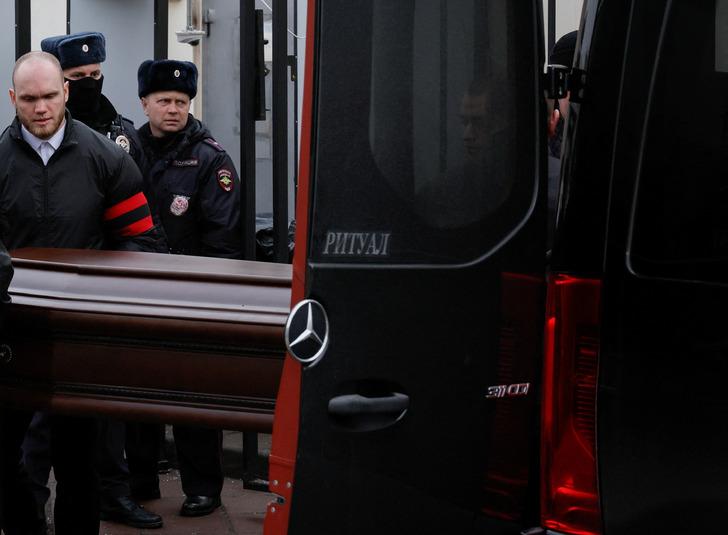 Putin'in en büyük rakibiydi... Rus muhalif Navalny son yolculuğuna uğurlanıyor: Yüzlerce kişi alanda! G2