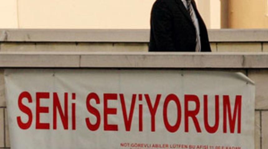 Korsan Aşk afişine saat 11'e kadar süre