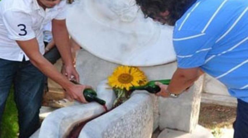 Mezara şarap AKP'li Başkanı &ccedil;ileden &ccedil;ıkardı