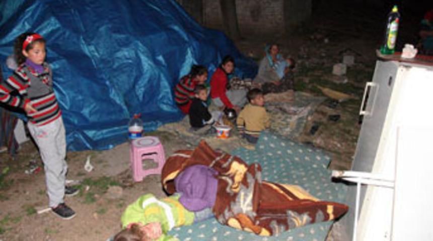 7 &ccedil;ocuğuyla 3 g&uuml;nd&uuml;r sokakta yaşıyor