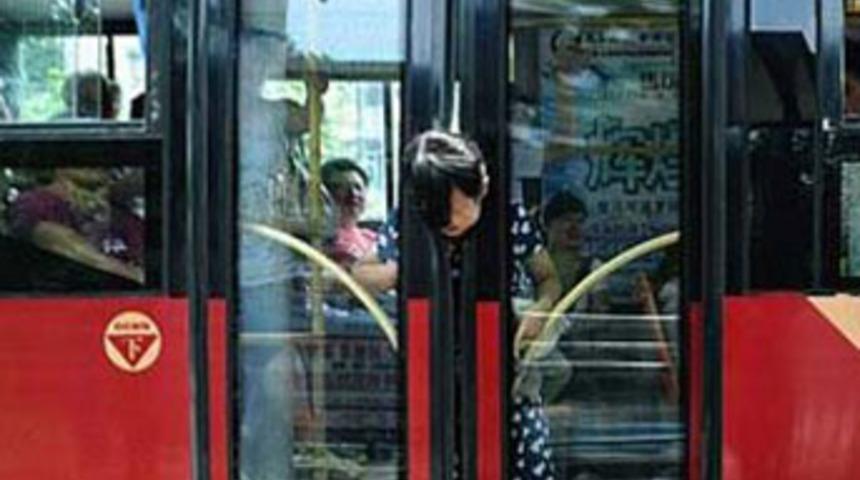 Otob&uuml;s kapısında b&ouml;yle sıkıştı!