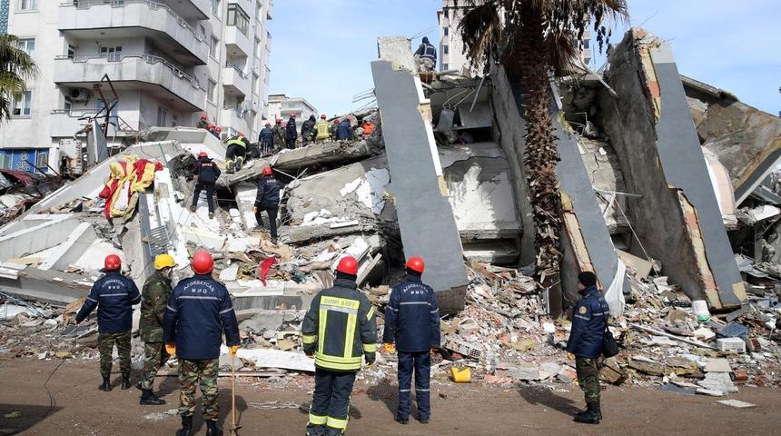 Depremde 35 kişinin yaşamını yitirdiği Ezgi Apartmanı davasında savcılıktan kırmızı bülten talebi! 