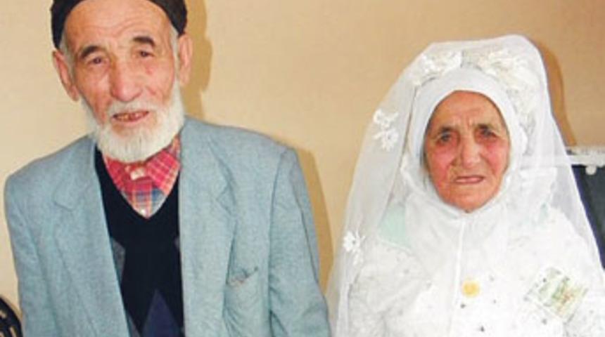 Aliye nine, 90'ında gelinlik giydi