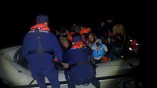 İzmir açıklarındaki 67'si çocuk 145 göçmen karaya çıkartıldı