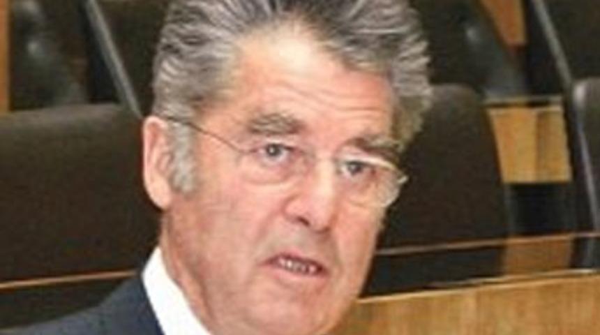 "El&ccedil;inizi geri &ccedil;ekin, yoksa gelmiyorum"