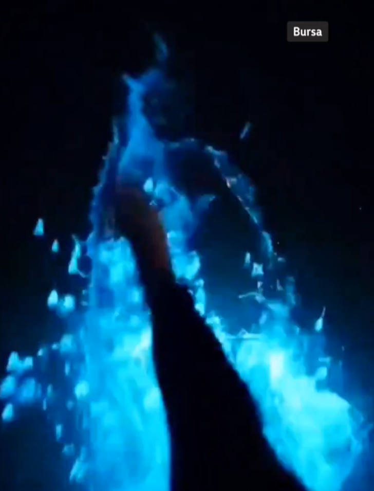 Marmara'da deniz renk değiştirdi! Mavi renkli parlamalar sosyal medyada gündem oldu... Adım attıkça ortaya çıktı G2