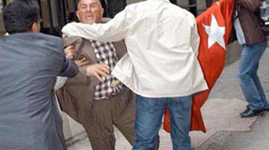 T&uuml;rk bayrağı gerginliği