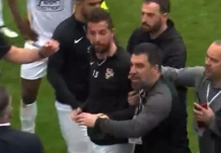 Bodrum'da olaylı maç! Çılgına döndüler... Arda Turan’a yabancı madde atıldı, Uğur Demirok hastaneye kaldırıldı! Başkanlar sahaya indi G4