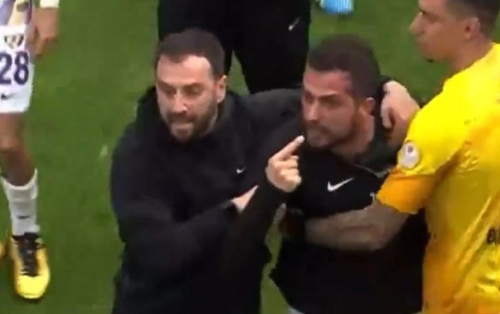 Bodrum'da olaylı maç! Çılgına döndüler... Arda Turan’a yabancı madde atıldı, Uğur Demirok hastaneye kaldırıldı! Başkanlar sahaya indi G5