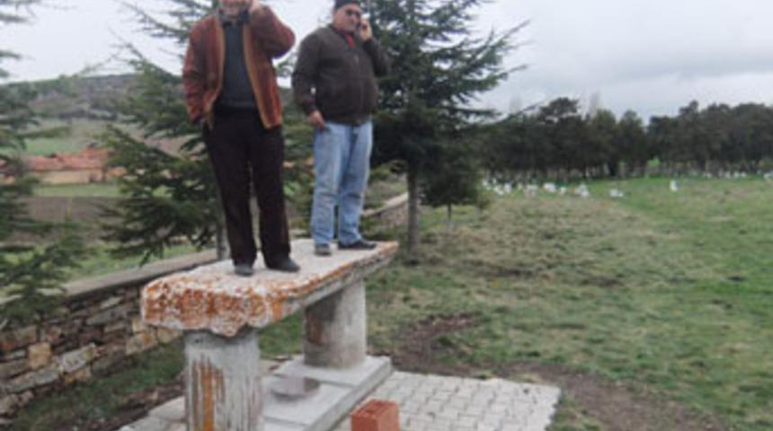 Cep telefonları sadece musalladan çekiyor!