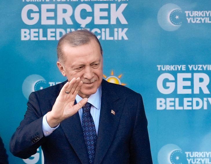 Cumhurbaşkanı Recep Tayyip Erdoğan, Antalya Diplomasi Forumu'ndaki temaslarının ardından Turgut Özal Spor Salonu önünde AK Parti mitinginde konuşma yaptı. Erdoğan, CHP ve DEM Parti'nin ittifak yaptığını belirterek, 18529133-728xauto