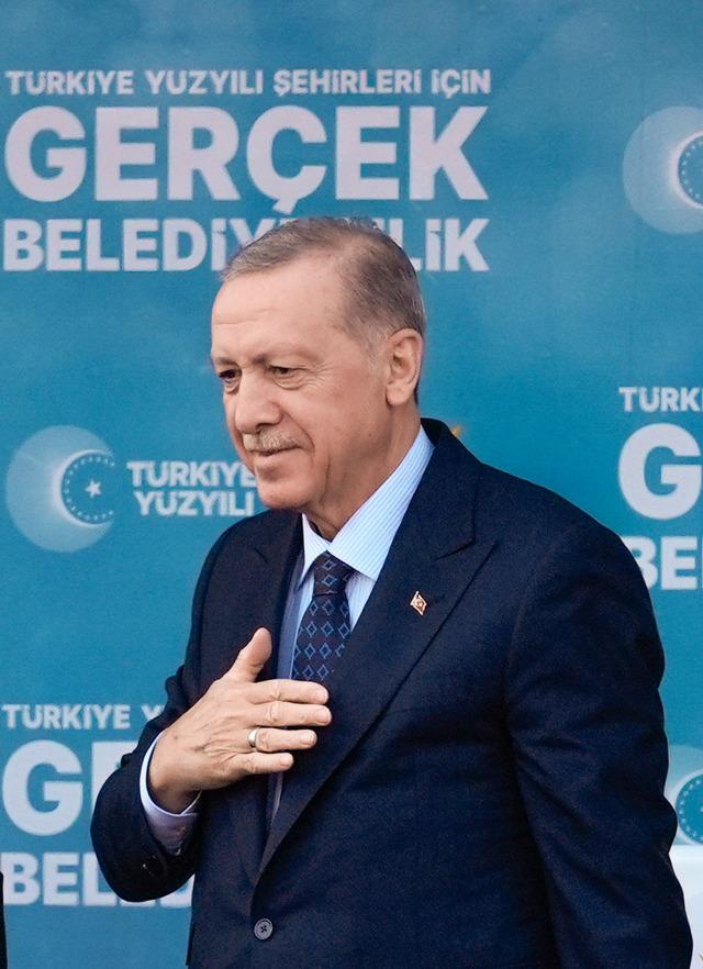 Cumhurbaşkanı Recep Tayyip Erdoğan, Antalya Diplomasi Forumu'ndaki temaslarının ardından Turgut Özal Spor Salonu önünde AK Parti mitinginde konuşma yaptı. Erdoğan, CHP ve DEM Parti'nin ittifak yaptığını belirterek, 640xauto