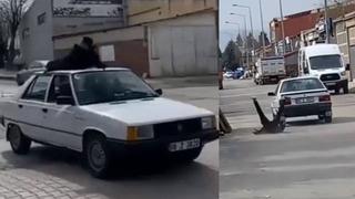 Arabanın tavanında gidiyordu! Kötü bitti... Hastaneye kaldırıldı