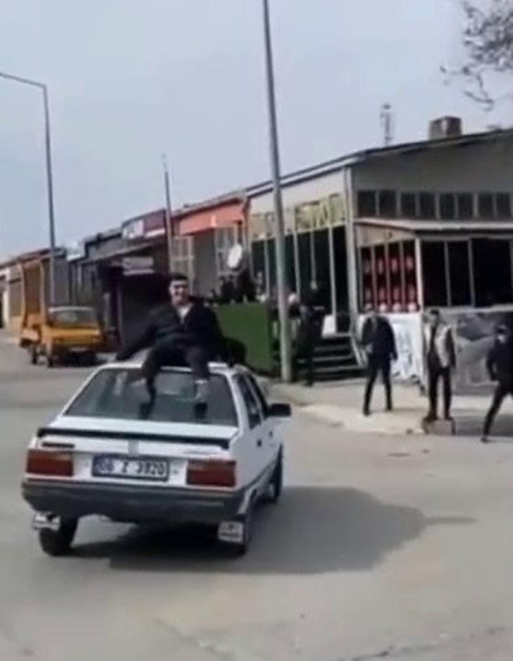 Arabanın tavanında gidiyordu! Kötü bitti... Hastaneye kaldırıldı G1