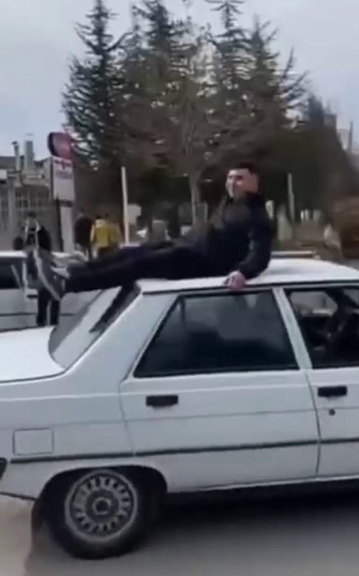 Arabanın tavanında gidiyordu! Kötü bitti... Hastaneye kaldırıldı G2