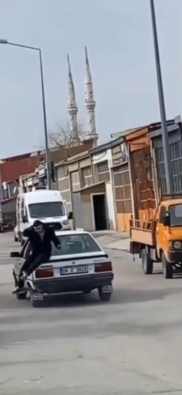 Arabanın tavanında gidiyordu! Kötü bitti... Hastaneye kaldırıldı G3