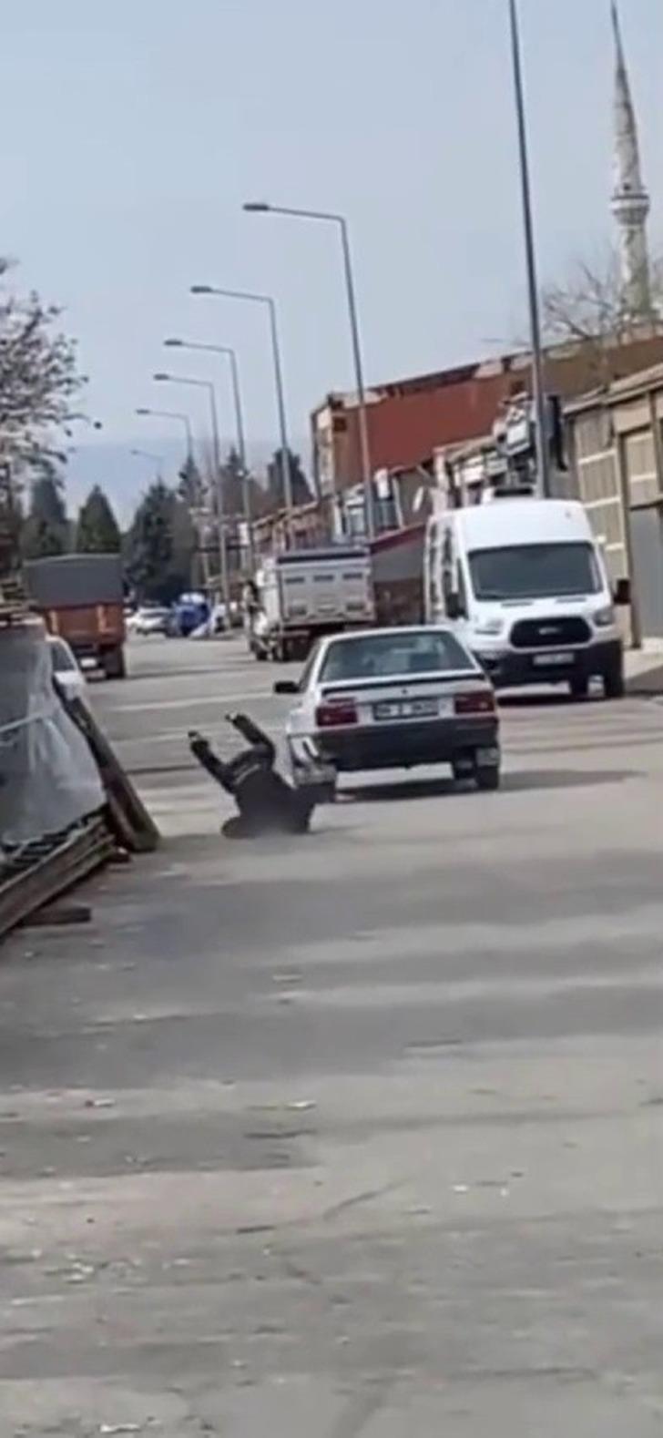 Arabanın tavanında gidiyordu! Kötü bitti... Hastaneye kaldırıldı G4