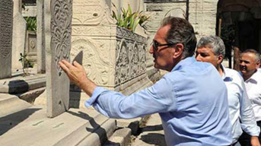 Bakan G&uuml;nay do&ccedil;enti yerin dibine soktu